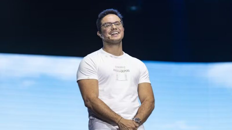 Deive Leonardo recebe caminhão doado para cruzadas no Brasil