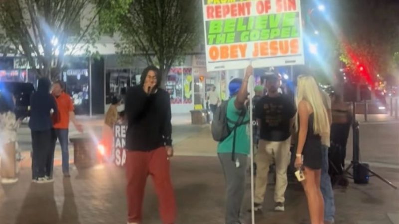 Demitido pelo Chicago Bulls por ser cristão, jogador prega nas ruas