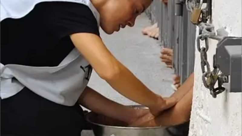 Detentas têm os pés lavados por cristãs: “Deus se aproxima”
