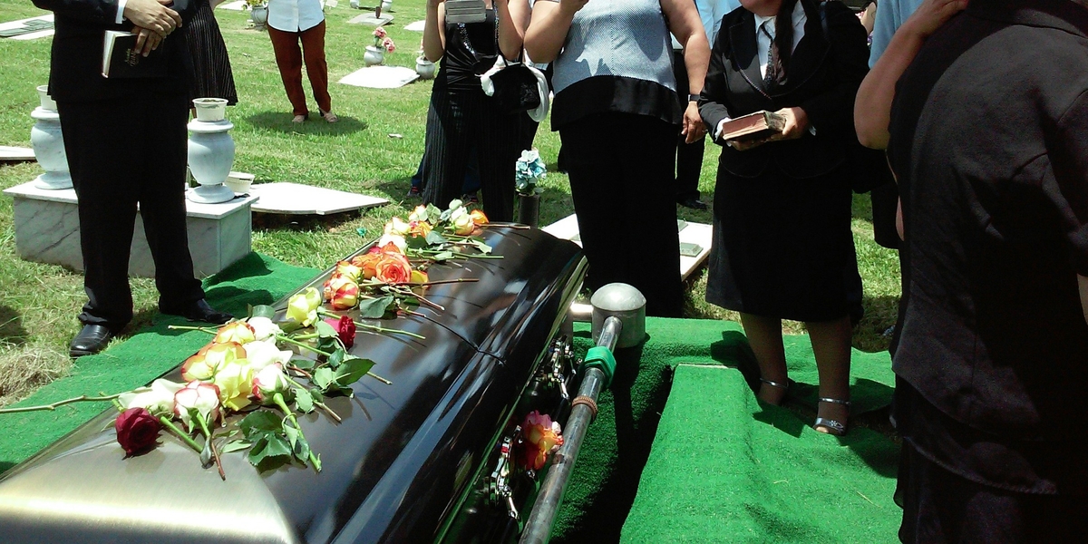 Dez pessoas aceitam Jesus após atirador entrar em funeral nos EUA: “Deus se moveu”