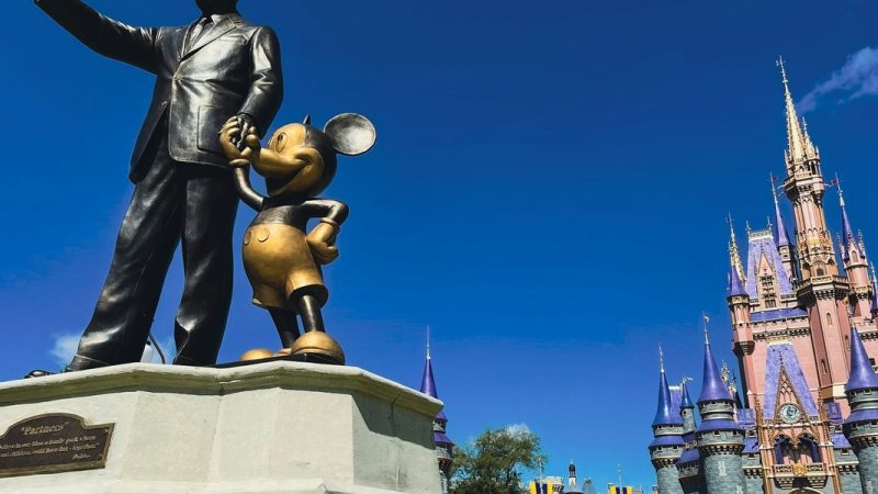 Disney retoma saudação “senhoras e senhores” após anos usando linguagem neutra