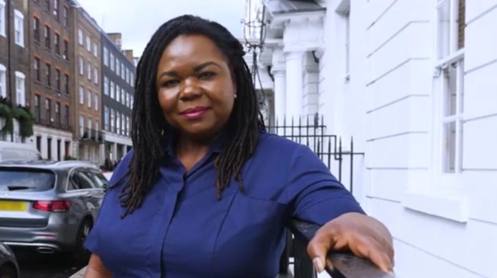 Enfermeira cristã punida por rejeitar ideologia trans será indenizada