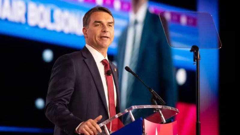 Flávio Bolsonaro cobra ‘racionalidade’ de Eduardo e Nikolas