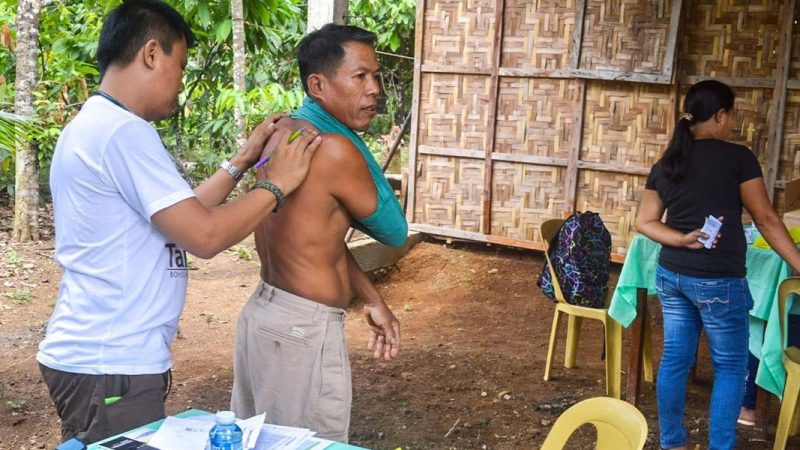 Homem aceita Jesus após ser evangelizado por missionários médicos nas Filipinas