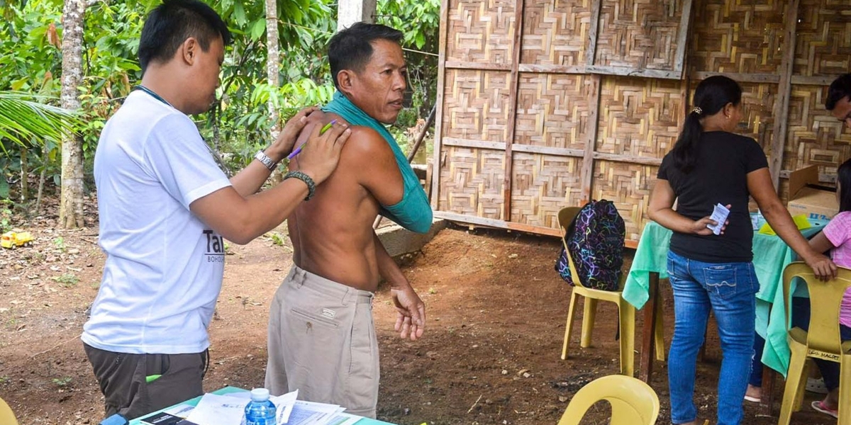 Homem aceita Jesus após ser evangelizado por missionários médicos nas Filipinas