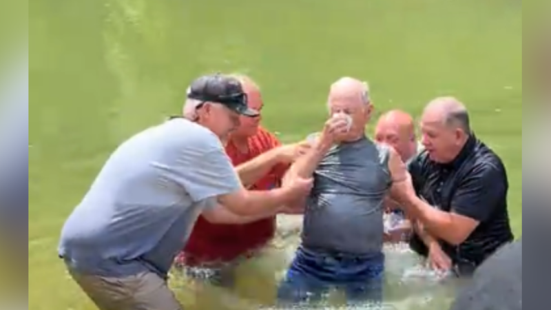Homem de 92 anos é batizado por outros idosos em um rio: “Nunca é tarde”