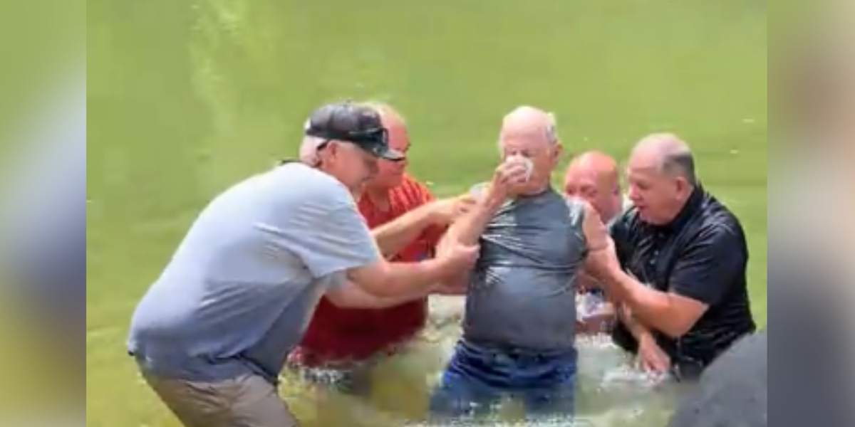 Homem de 92 anos é batizado por outros idosos em um rio: “Nunca é tarde”