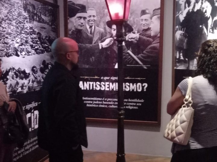 Igreja leva alunos para visita ao Memorial do Holocausto