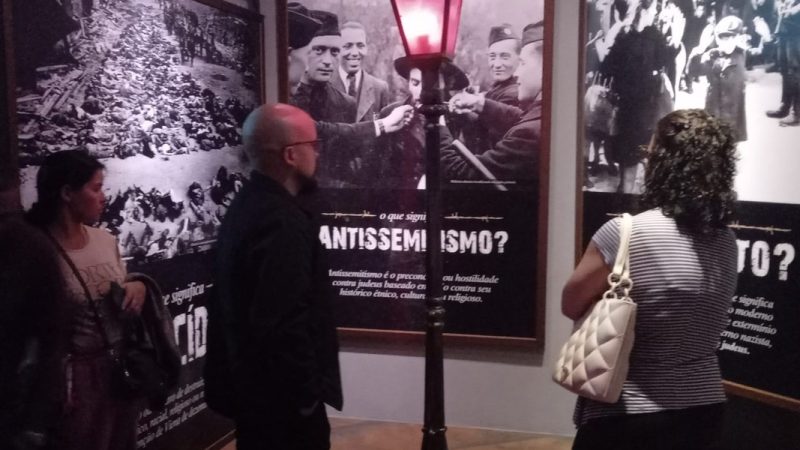 Igreja leva alunos para visita ao Memorial do Holocausto