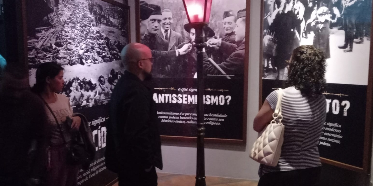 Igreja leva alunos para visita ao Memorial do Holocausto