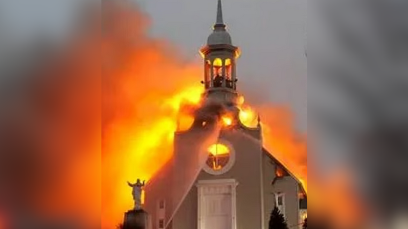 Incêndio destrói igreja histórica em Quebec em meio à onda de ataques a templos no Canadá