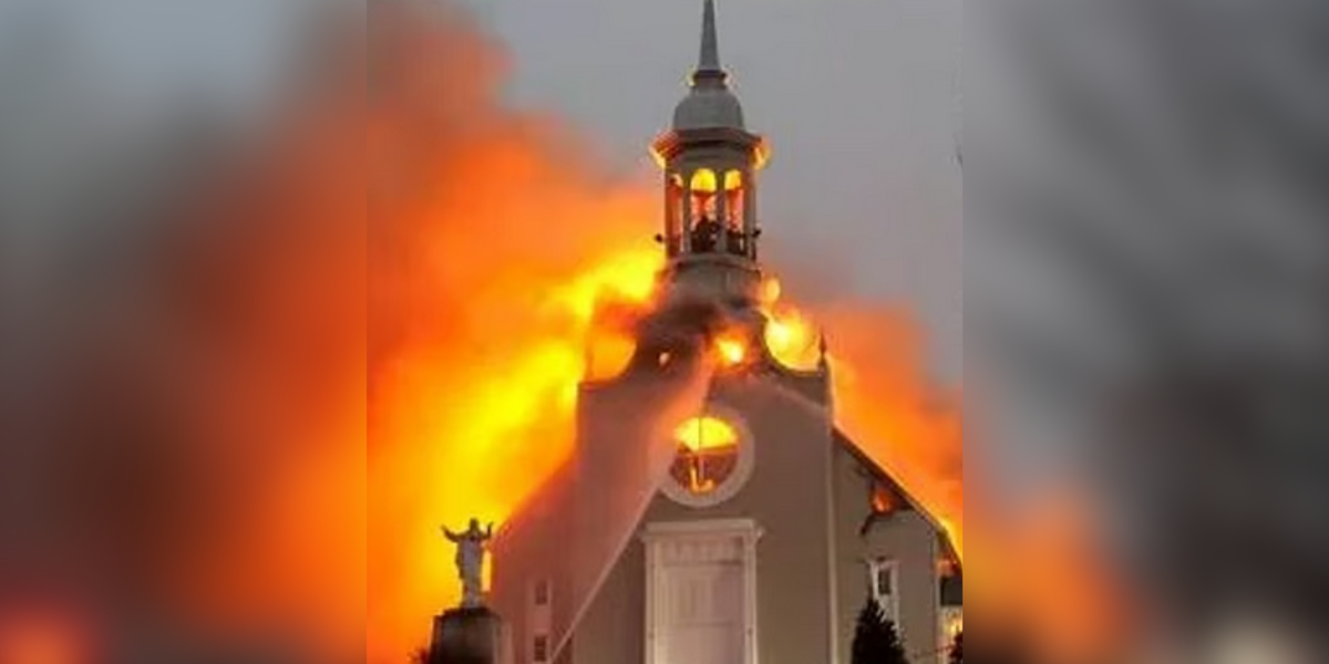 Incêndio destrói igreja histórica em Quebec em meio à onda de ataques a templos no Canadá