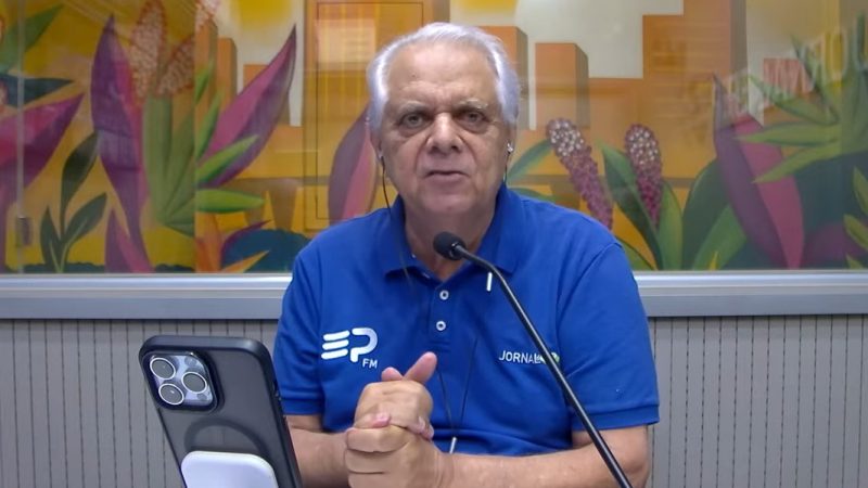 Jornalista chama Bíblia de “livrinho idiota” e recebe resposta: ‘É a Palavra de Deus’