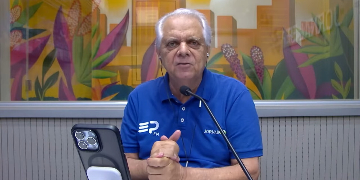 Jornalista chama Bíblia de “livrinho idiota” e recebe resposta: ‘É a Palavra de Deus’