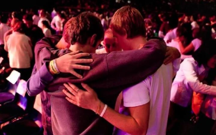 Jovens homens superam mulheres na valorização da fé em Deus