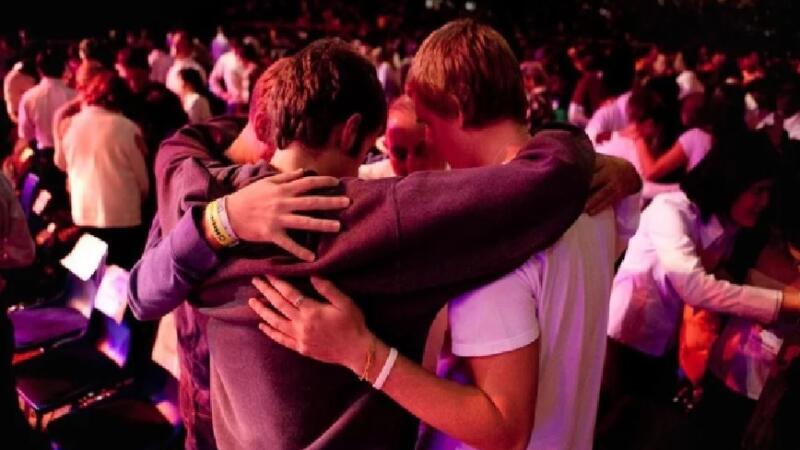 Jovens homens superam mulheres na valorização da fé em Deus