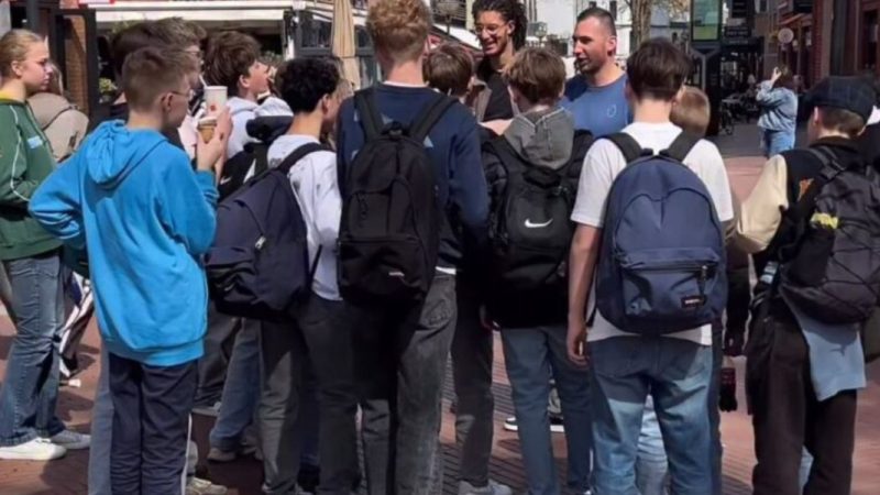 Jovens relatam cura após aceitarem Jesus em evangelismo de rua na Holanda