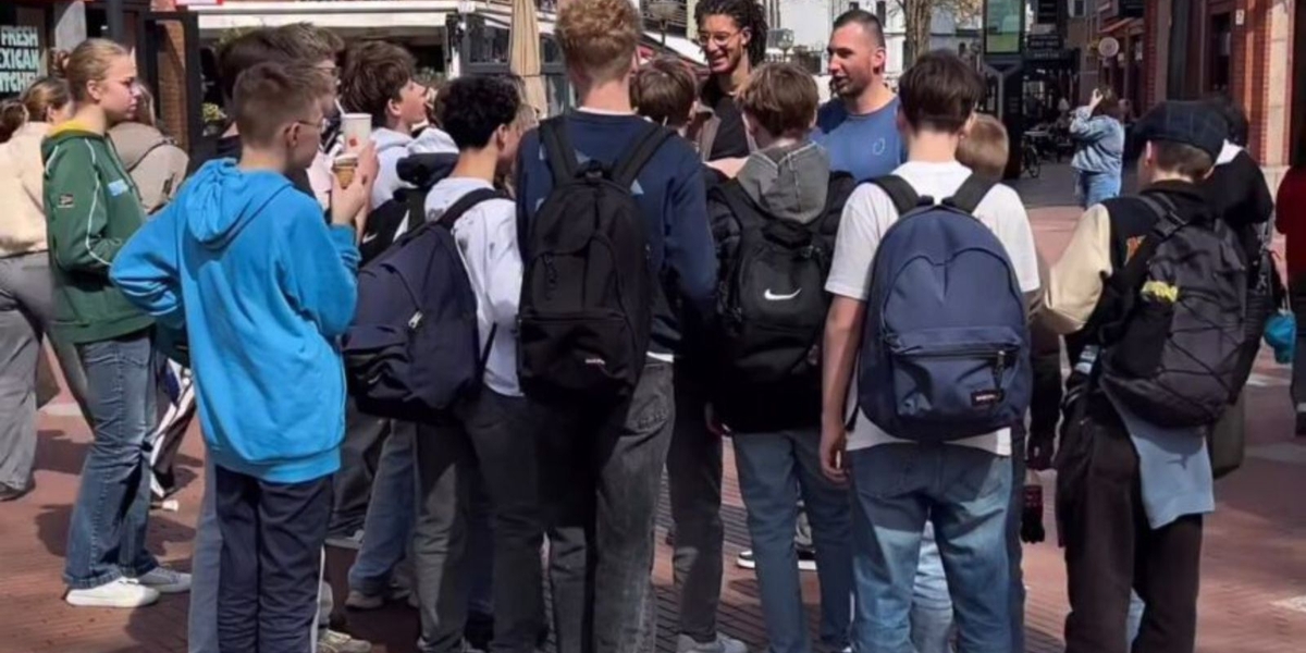 Jovens relatam cura após aceitarem Jesus em evangelismo de rua na Holanda