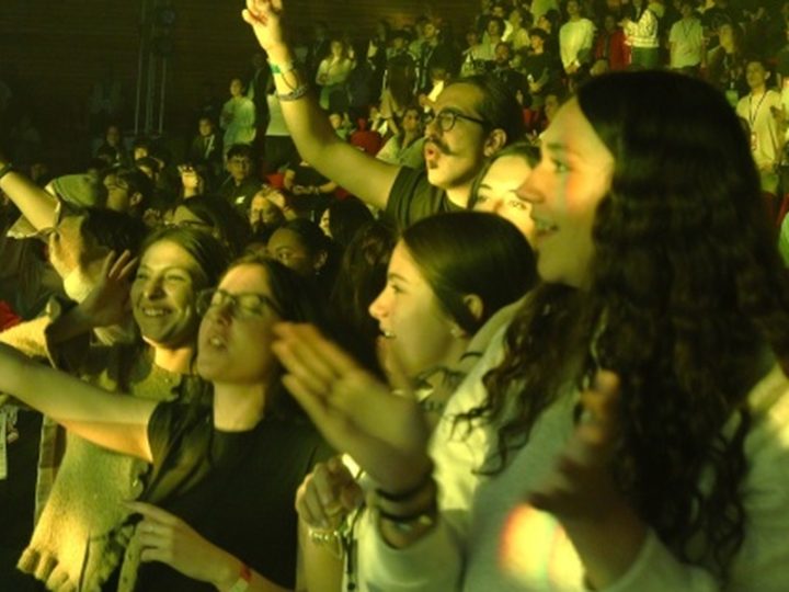 Jovens se entregam a Jesus em conferência sobre discipulado na Espanha