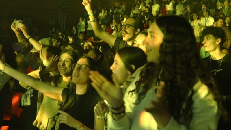 Jovens se entregam a Jesus em conferência sobre discipulado na Espanha