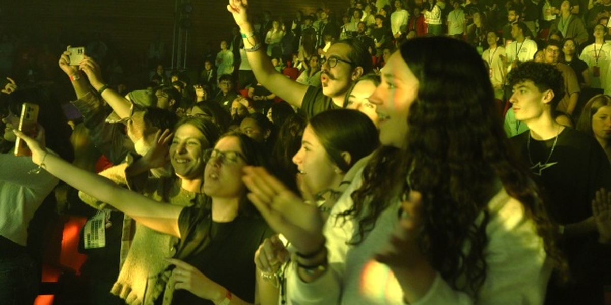 Jovens se entregam a Jesus em conferência sobre discipulado na Espanha