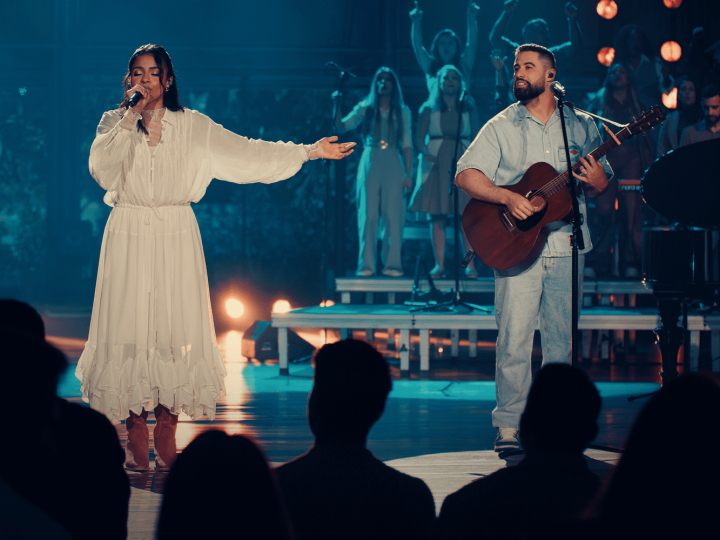 Julia Vitória lança ‘Vamos Cantar’ com Marcelo Markes