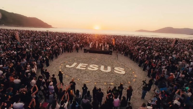 Mais de 15.000 mil pessoas adoram Jesus em praia de Santa Catarina: “Estratégia do céu”