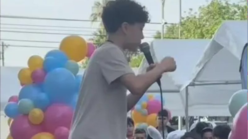 Menino de 11 anos emociona ao pregar para mais de mil crianças