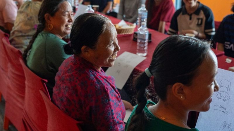 Missionárias distribuem itens de higiene íntima e evangelizam mulheres no Himalaia