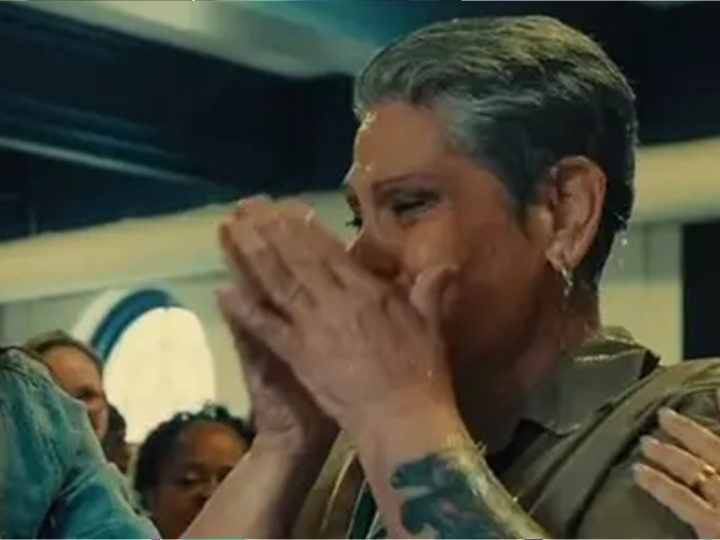 Mulher se converte e ser batizada após quase 20 anos na prisão