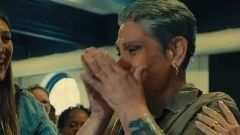 Mulher se converte e ser batizada após quase 20 anos na prisão