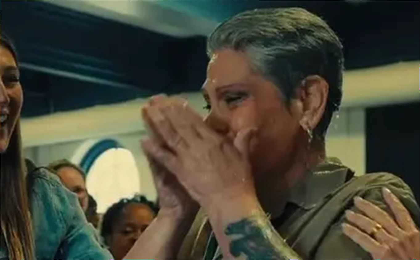 Mulher se converte e ser batizada após quase 20 anos na prisão