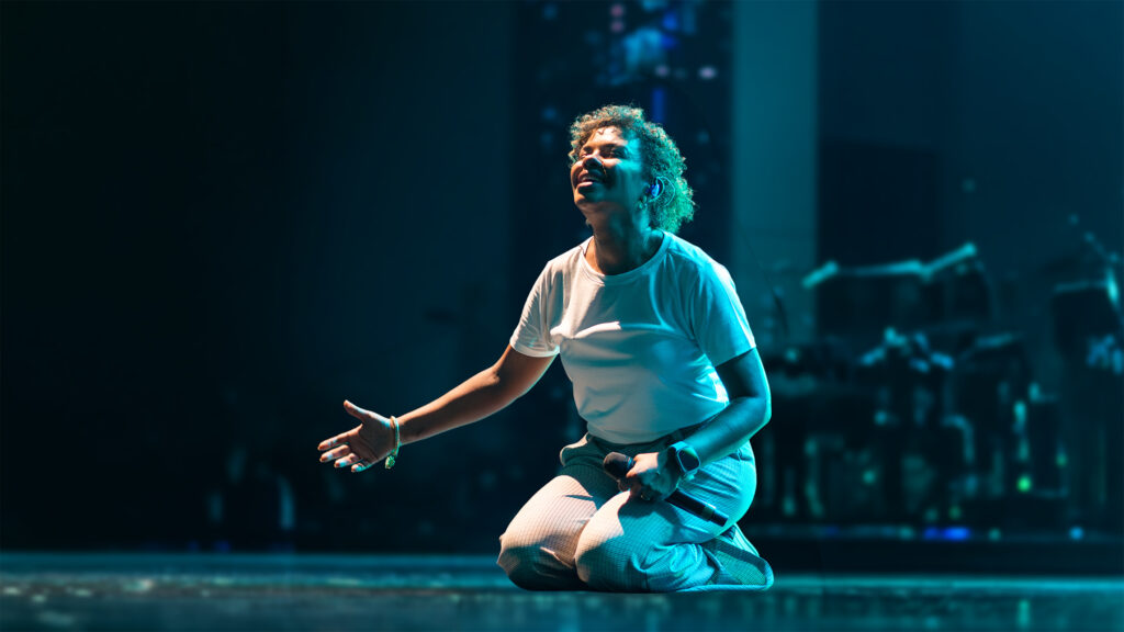 Nívea Soares lança “Nossas Mãos Te Exaltarão” – Comunhão