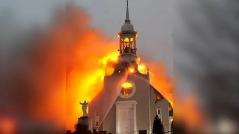 Templo de igreja centenária é destruído por incêndio no Canadá