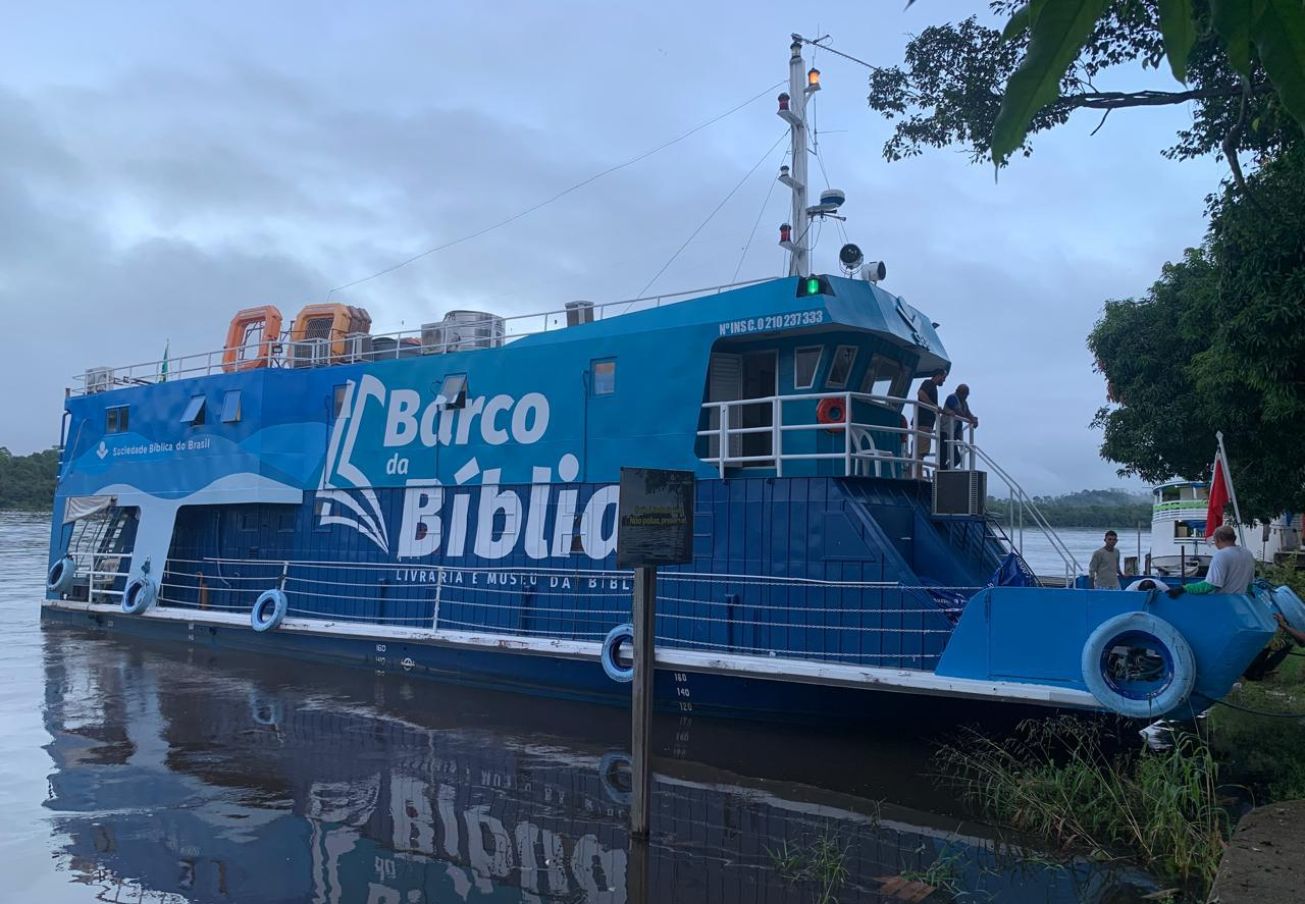 Viagem missionária pela Amazônia com o Barco da Bíblia