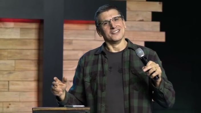 Zé Bruno critica pastores que usam camarim e se isolam de fiéis