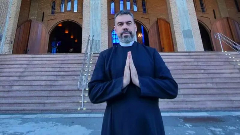 ‘Padre Caco’ causa tumulto ao afirmar que Eva foi a ‘primeira trans’