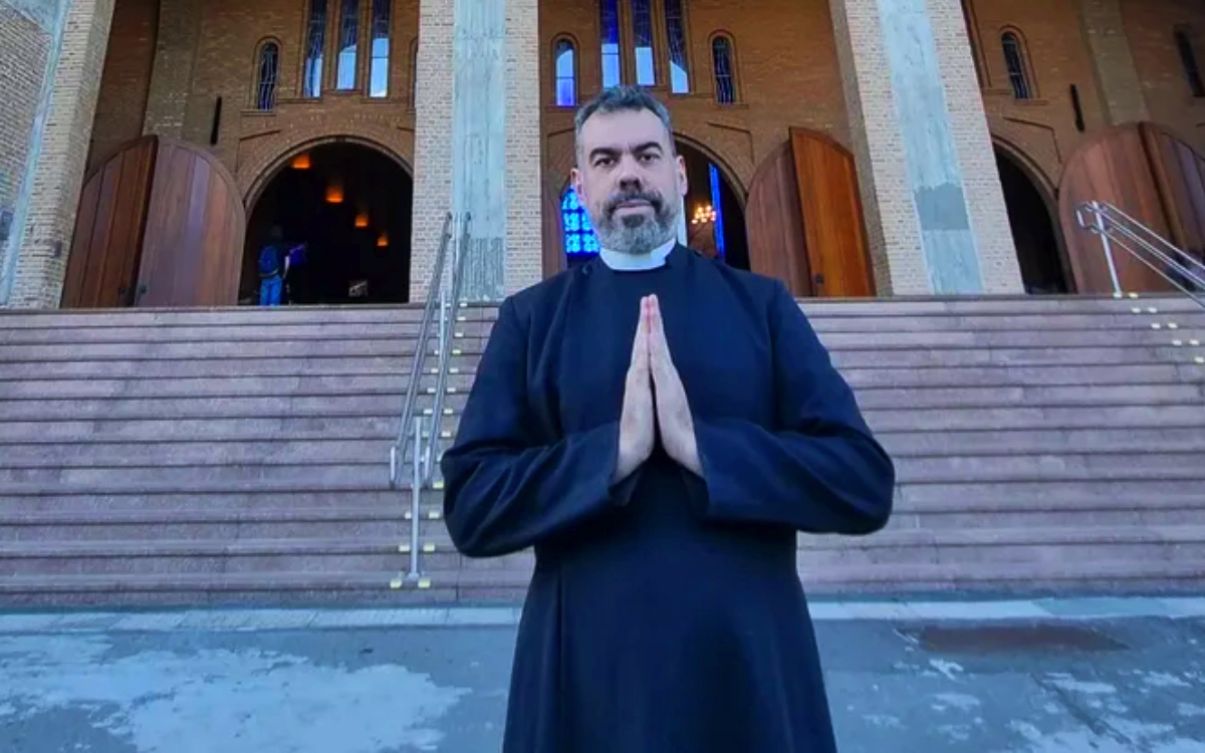 ‘Padre Caco’ causa tumulto ao afirmar que Eva foi a ‘primeira trans’