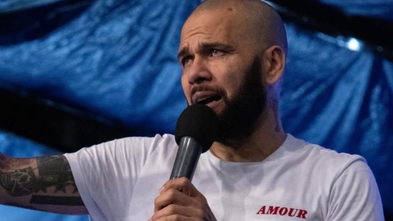 Daniel Alves testemunha conversão em evento na Espanha