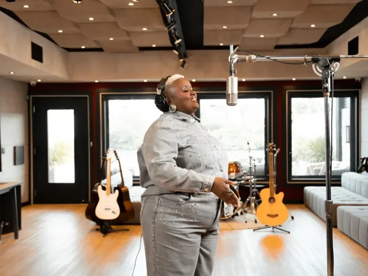 Thainá Gonçalves une jazz e R&B em música sobre encontro com Deus
