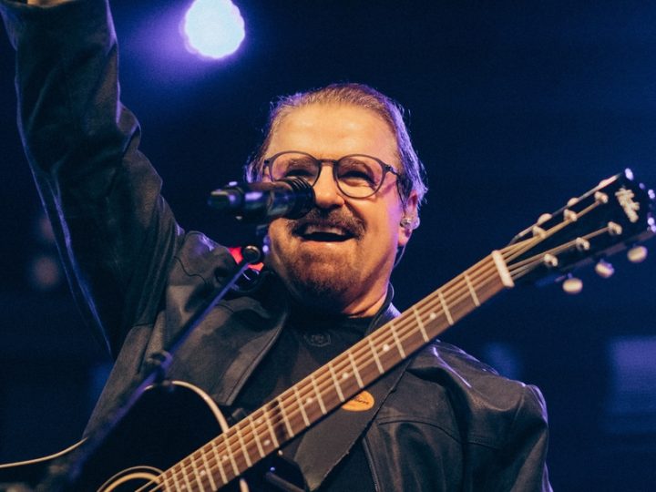 Asaph Borba celebra 50 anos de carreira reunindo seus grandes sucessos em álbum