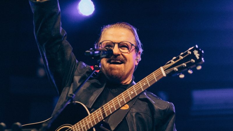 Asaph Borba celebra 50 anos de carreira reunindo seus grandes sucessos em álbum