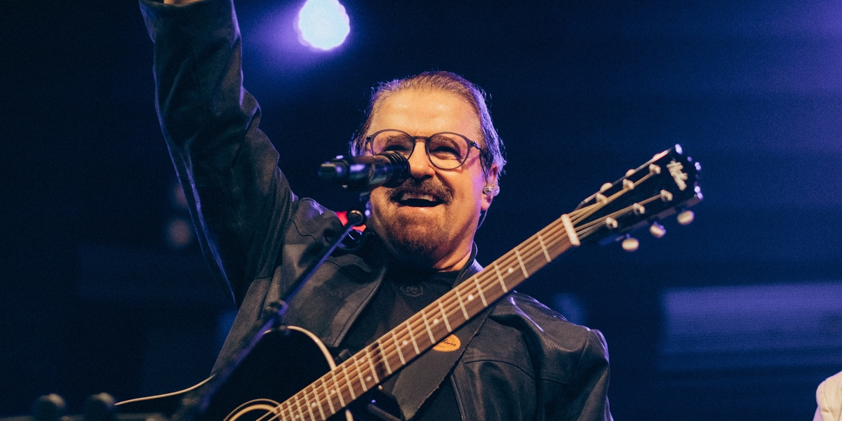 Asaph Borba celebra 50 anos de carreira reunindo seus grandes sucessos em álbum