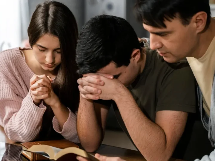 Como fortalecer a proteção da sua família por meio da oração