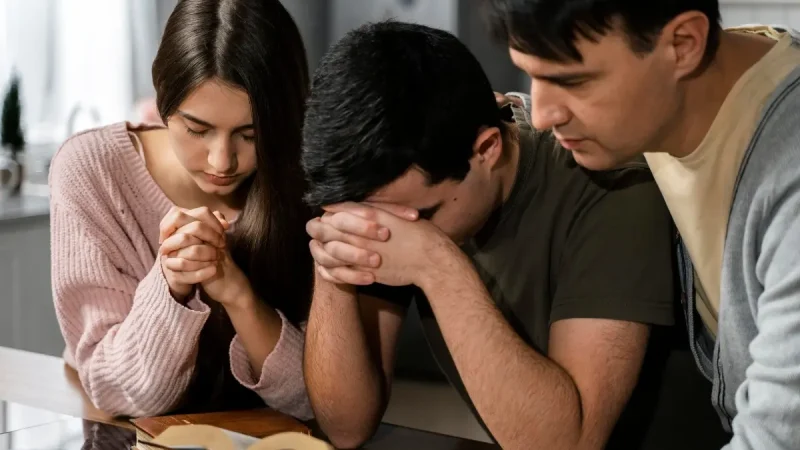 Como fortalecer a proteção da sua família por meio da oração