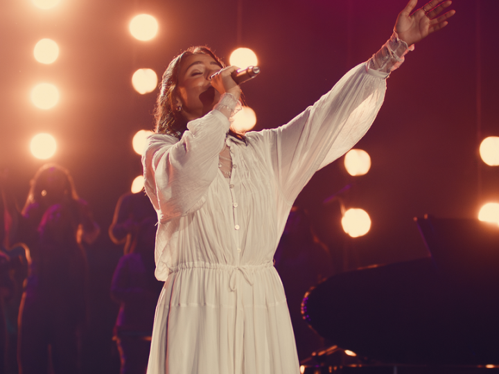 Julia Vitória apresenta o álbum “Ao Vivo na Ópera de Arame”