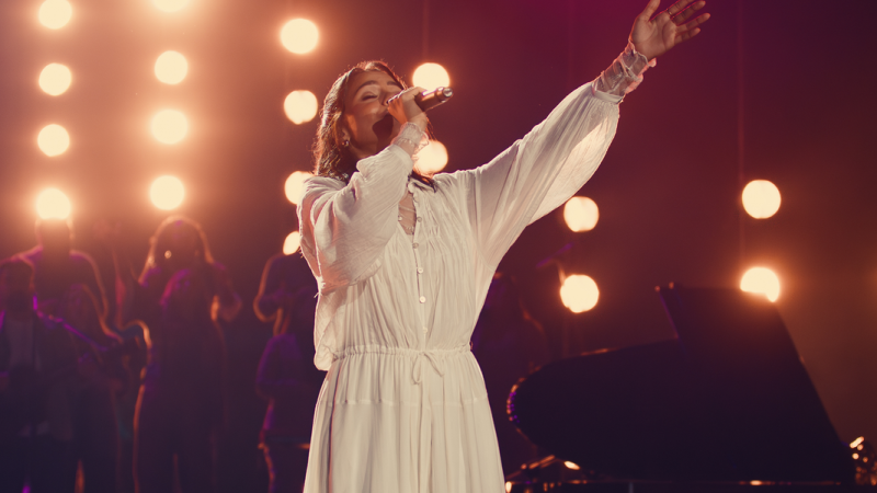 Julia Vitória apresenta o álbum “Ao Vivo na Ópera de Arame”