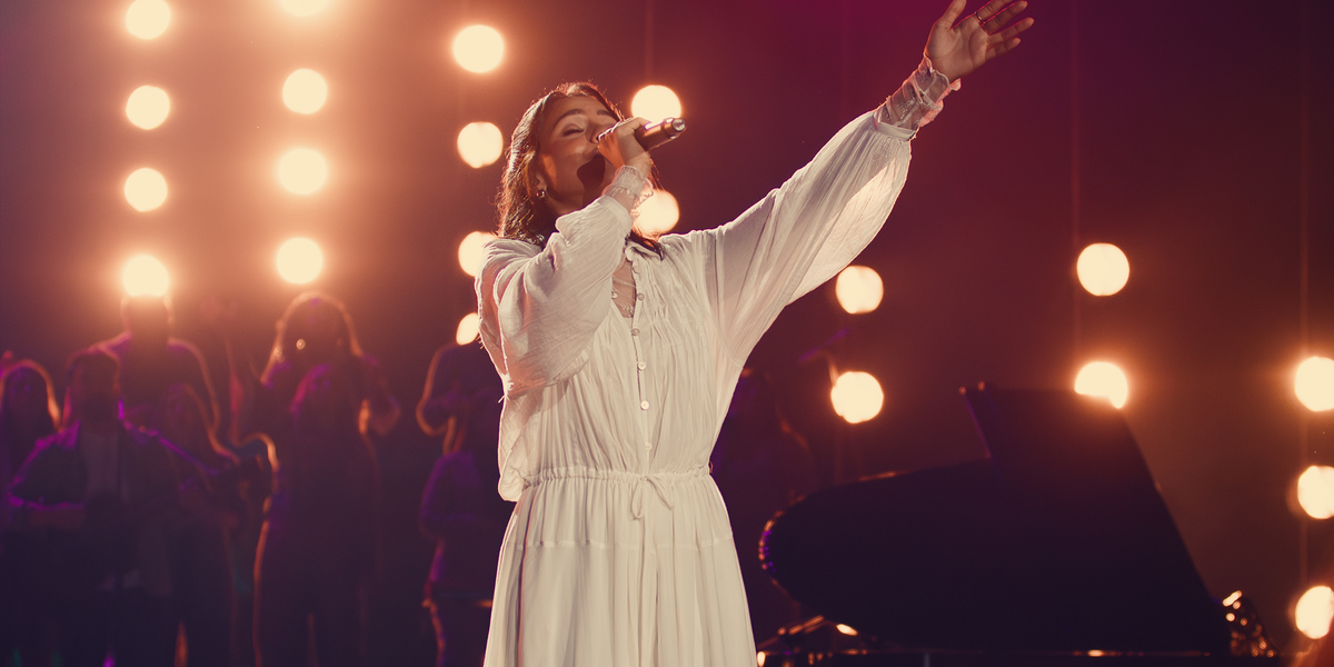 Julia Vitória apresenta o álbum “Ao Vivo na Ópera de Arame”