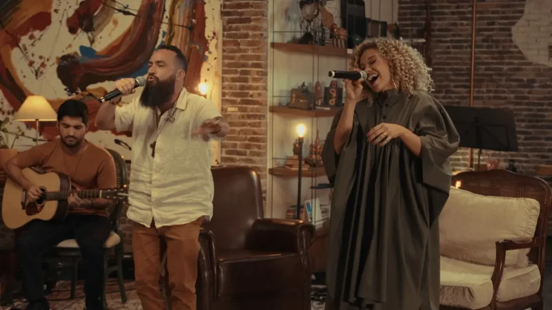 Arianne e Marco Telles lançam medley de corinhos