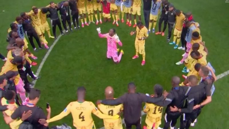 Gana se ajoelha em oração após empate contra a Inglaterra